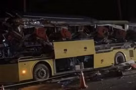 Xe khách bị xé toạc sau va chạm với container, 5 người chết, 5 người bị thương