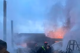 Hiện trường vụ cháy kho dầu nhớt ở Lâm Đồng thiêu rụi 5 ô tô