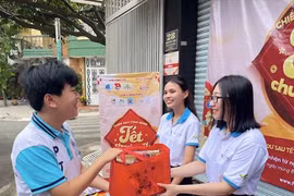 Người trẻ 'chuyền tay' phần quà đến rẻo cao