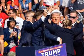 Được mật vụ Mỹ bám sát gót, vì sao ông Trump vẫn trúng đạn?