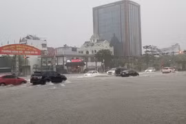 Mưa lớn lịch sử kéo dài 12 giờ, phố Hải Phòng biến thành sông