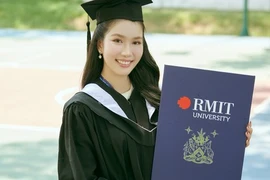 Á hậu Phương Anh tốt nghiệp thạc sĩ RMIT