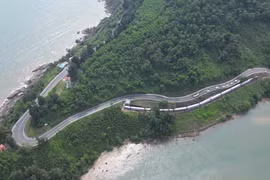 Say mê cảnh đẹp đèo Hải Vân trên chuyến tàu du lịch '5 sao'