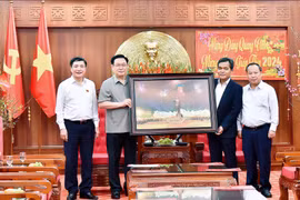 Vững bước đi lên dưới ngọn cờ của Đảng 