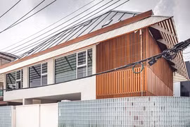 Độc lạ ngôi nhà 'nửa kín nửa hở' giữa thành phố