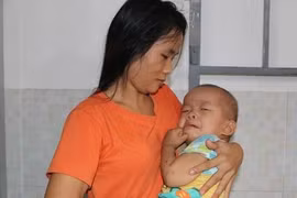 Con muốn sống: Vợ chồng nông dân nghèo xin cứu con trai 3 tuổi ung thư