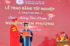 Người phụ nữ U.60 nhận bằng tốt nghiệp đại học loại giỏi toàn khóa