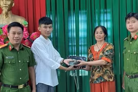 Nhân viên quán cà phê giao chiếc túi chứa hơn 200 triệu đồng cho công an