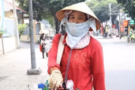Mưu sinh khi tết cận kề: Những bờ vai lõm rong ruổi phố thị