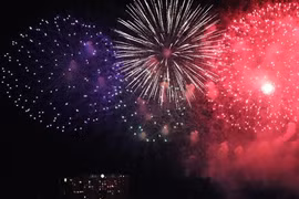 Pháo hoa rực sáng trên bầu trời TP HCM mừng lễ 30-4