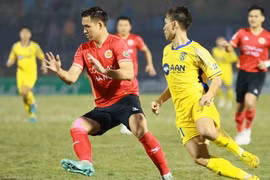 Chơi hay hơn tiền đạo, trung vệ đội CAHN Bùi Hoàng Việt Anh 'xé' lưới đội SLNA