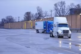 Tạm giữ tài xế dùng xe tải chở nông sản đưa 10 người Việt vào Mỹ