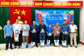 Công đoàn Viên chức tỉnh Gia Lai trao 30 suất quà Tết cho đoàn viên có hoàn cảnh khó khăn 