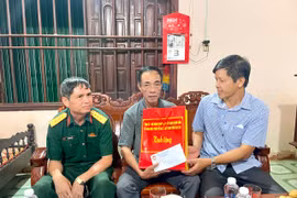 Phó Chủ tịch Ủy ban MTTQ Việt Nam tỉnh Gia Lai thăm, tặng quà chiến sĩ Điện Biên