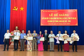 Trao bằng tốt nghiệp cho 115 học viên 2 lớp cao cấp lý luận chính trị tại Gia Lai 