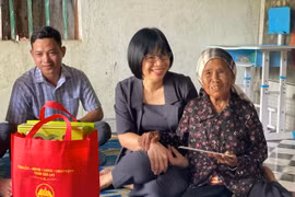 Phó Chủ tịch UBND tỉnh Nguyễn Thị Thanh Lịch thăm, tặng quà gia đình chính sách tại Phú Thiện