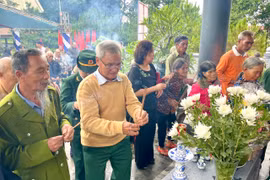 Dâng hoa, dâng hương tại Nhà bia tưởng niệm liệt sĩ xã Gào 