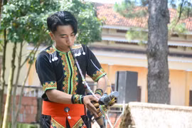 Chàng trai giữ tiếng khèn Mông trên đất cao nguyên