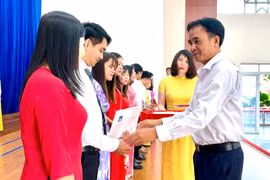 Trường Chính trị tỉnh Gia Lai: Trao bằng tốt nghiệp cho 221 học viên 7 lớp Trung cấp lý luận chính trị 