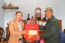 Trưởng ban Tuyên giáo Tỉnh ủy Huỳnh Thế Mạnh thăm, chúc Tết gia đình người có công tiêu biểu huyện Đak Pơ