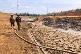 Lòng hồ Bầu Nai (xã Bầu Cạn, huyện Chư Prông) cạn khô đã nứt nẻ. Ảnh: Lê Nam