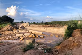 Một đoạn tường thượng lưu công trình Thủy điện Ia Glae 2 trên địa bàn xã Ia Ga, huyện Chư Prông bị nước lũ cuốn trôi