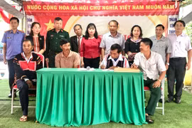 Già làng, người có uy tín, hộ sản xuất kinh doanh giỏi, hộ dân tiêu biểu đại diện các hộ gia đình buôn Phùm ký kết chương trình phối hợp thực hiện các phong trào thi đua yêu nước năm 2024