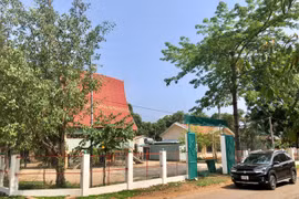 Làng Nú đã xây dựng được nhà rông văn hóa, nhà sinh hoạt cộng đồng và hệ thống đường giao thông nông thôn khang trang