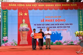 Phó Bí thư Tỉnh ủy Rah Lan Chung trao tặng căn nhà tình nghĩa cho hộ nghèo ở làng Thơ Ga B trị giá 70 triệu đồng. Ảnh: Lê Nam