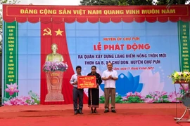 Phó Bí thư Tỉnh ủy Rah Lan Chung trao tặng căn nhà tình nghĩa cho hộ nghèo ở làng Thơ Ga B trị giá 70 triệu đồng. Ảnh: Lê Nam