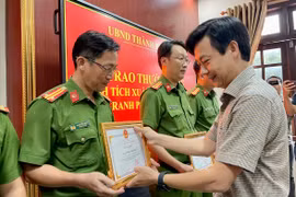 Chủ tịch UBND TP. Pleiku Đỗ Việt Hưng trao giấy khen cho tập thể và các cá nhân đã có thành tích xuất sắc trong công tác đấu tranh phòng, chống tội phạm, đảm bảo an ninh trên địa bàn. Ảnh: Lê Nam