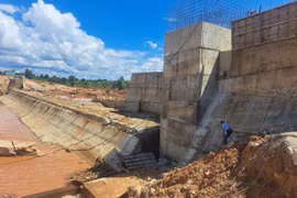 Một đoạn đập tràn công trình Thủy điện Ia Glae 2 trên địa bàn xã Ia Ga, huyện Chư Prông bị nước lũ cuốn trôi