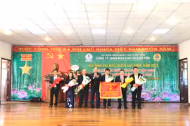 Phó Chủ tịch UBND tỉnh Dương Mah Tiệp tặng Cờ thi đua của UBND tỉnh cho Công ty TNHH MTV cao Su Chư Păh