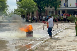 Công an huyện Krông Pa mở lớp hướng dẫn người kỹ năng xử lý tình huống và kỹ năng chữa cháy. Ảnh: Lê Nam