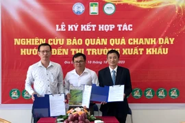 Đại diện HTX Nông nghiệp cây ăn trái Tây Nguyên và Trường Đại Học Nông Lâm, Đại học Huế ký kết bản ghi nhớ và có sự chứng kiến của đại diện lãnh đạo Sở Khoa học và Công nghệ