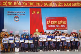 Sacombank trao 35 suất học bổng cho các em học sinh vượt khó tại Gia Lai