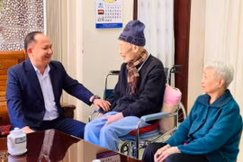 Phó Bí thư Tỉnh ủy Rah Lan Chung thăm, tặng quà Tết các đơn vị, cá nhân