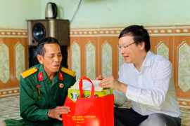 Chủ tịch UBND tỉnh Trương Hải Long thăm, tặng quà gia đình người có công tiêu biểu tại huyện Đak Đoa