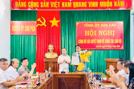 Trao quyết định chuẩn y đồng chí Nay Kiên giữ chức Bí thư Huyện ủy Chư Păh