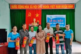 Đak Pơ: Tặng 5 bình chữa cháy cho thôn phụ nữ kiểu mẫu 