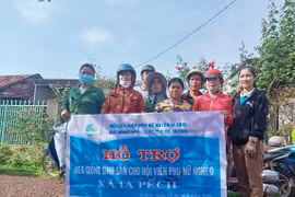 Trao 6 cặp heo giống cho tổ sinh kế xã Ia Pếch