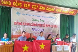 Trao sinh kế, học bổng cho người dân xã Ia Mơr