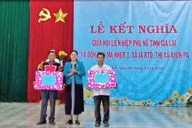 Hội Liên hiệp phụ nữ tỉnh Gia Lai tặng 5 con bò cho bôn kết nghĩa 