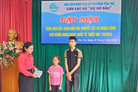 Tặng 30 suất quà cho trẻ mồ côi phường Yên Thế