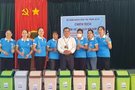 Chư Păh tặng 300 thùng rác cho các câu lạc bộ bảo vệ môi trường