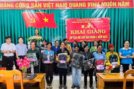 Khai giảng 4 lớp xóa mù chữ cho phụ nữ dân tộc thiểu số Đak Pơ