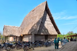 Tặng công trình nước sạch cho người dân làng Kon Mah