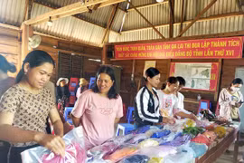 Các cấp Hội phụ nữ Gia Lai trao tặng 2.680 bộ áo dài