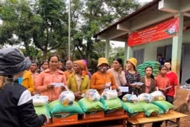 Tặng 200 suất quà cho người dân xã Ia Phang