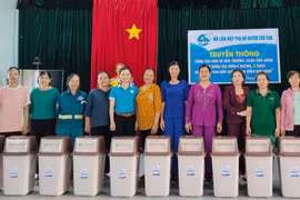 Chư Păh tặng 200 thùng rác nắp lật cho hội viên phụ nữ